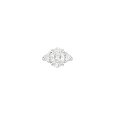 Lot 113 - Platinum and Diamond Ring