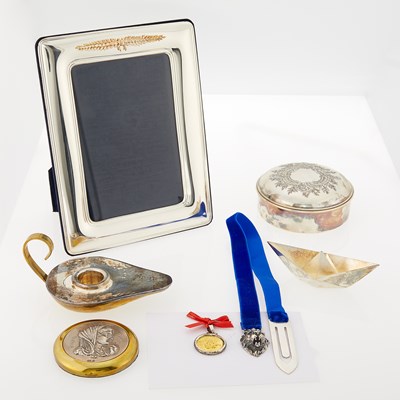 Lot 253 - Group of Accessories