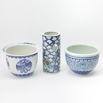 Lot 272 - A Group of Chinese Porcelain Articles