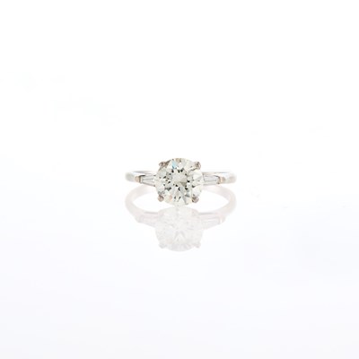 Lot 225 - Platinum and Diamond Ring