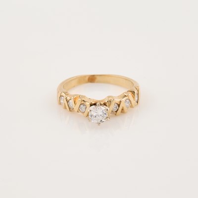 Lot 135 - Diamond Ring, 14K 2 dwt., stone damaged