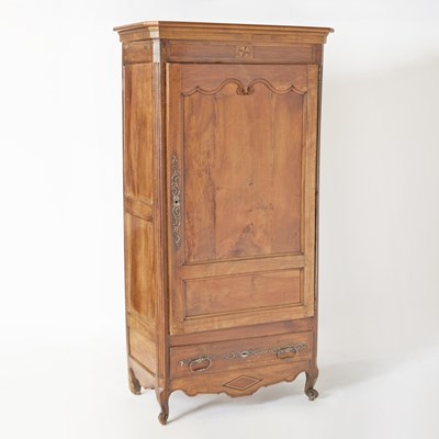 Lot 512 - Continental Inlaid Walnut Armoire