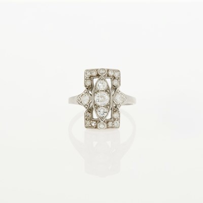 Lot 124 - Platinum and Diamond Ring