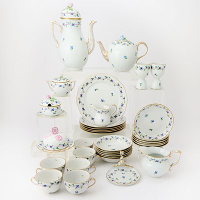 Lot 729 - Herend Porcelain 'Blue Garland' Pattern Part Table Service