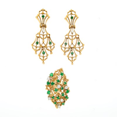 Lot 167 - Pair of Gold, Emerald and Diamond Pendant-Earrings and Ring