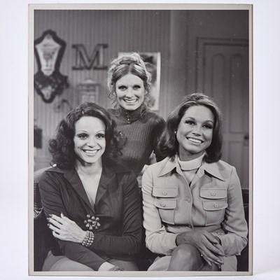 Lot 70 - The iconic screen-used wall-mounted "M" from The Mary Tyler Moore Show