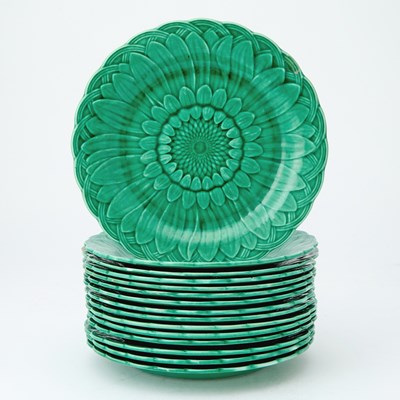 Lot 536 - Set of Fifteen Wedgwood Green Glazed Majolica 'Sunflower' Plates