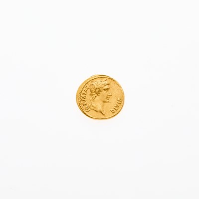 Lot 94 - Augustus. c. 7-8 C.E. AV Quinarius (3.98g, 15mm).