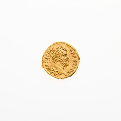 Lot 121 - Septimius Severus. c. 193-194 C.E. AV Aureus (7.34 grams, 20mm).