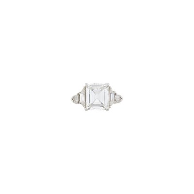 Lot 140 - Platinum and Diamond Ring