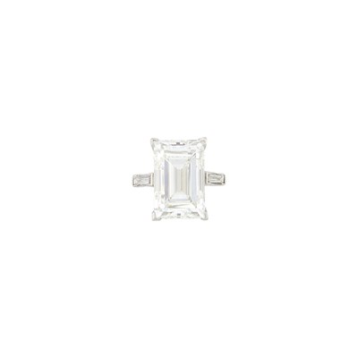Lot 245 - Platinum and Diamond Ring