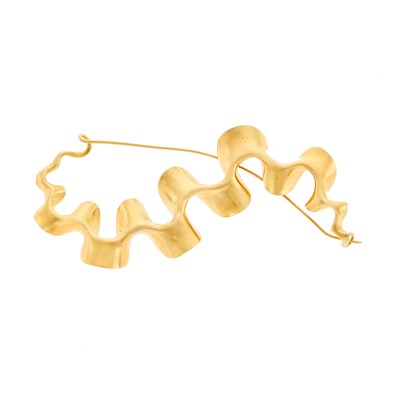 Lot 1017 - Gold Ribbon Brooch