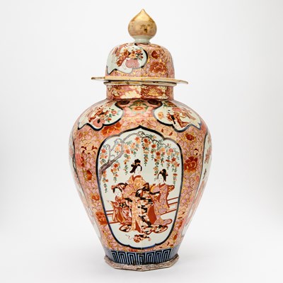 Lot 170 - A Large Japanese Imari Porcelain Covered Jar