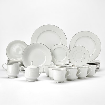 Lot 235 - Japanese Porcelain "Plymouth" Pattern Part Dinner Service