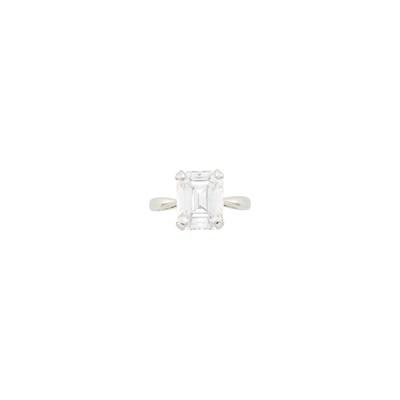 Lot 271 - White Gold and Diamond Ring
