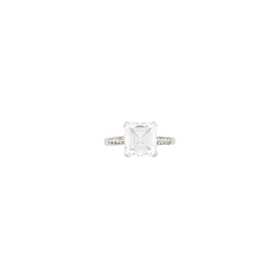 Lot 220 - Platinum and Diamond Ring