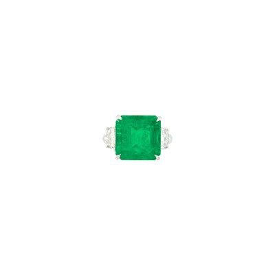 Lot 128 - Platinum, Emerald and Diamond Ring