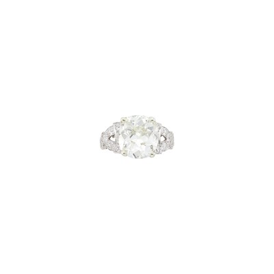 Lot 216 - Platinum and Diamond Ring