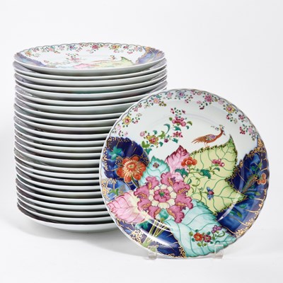 Lot 210 - Set of Twenty-Six Mottahedeh Porcelain "Tobacco Leaf" Pattern Dinner Plates