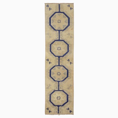 Lot 255 - Konya Runner