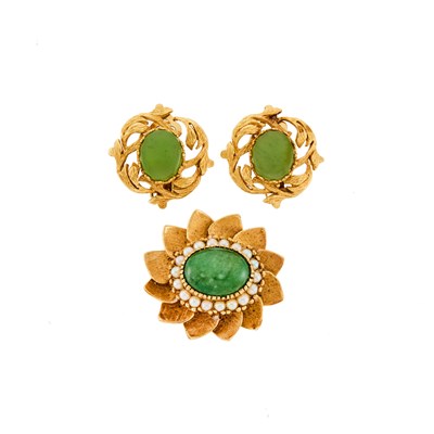 Lot 1224 - Gold, Cabochon Nephrite and Cultured Pearl Brooch and Pair of Earclips
