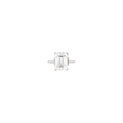 Lot 174 - White Gold and Diamond Ring
