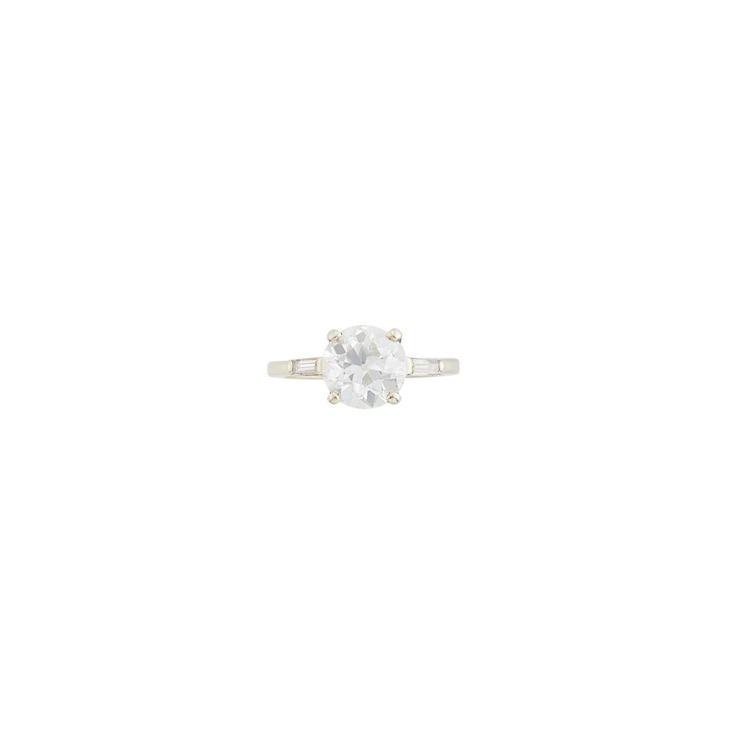 Lot 121 - White Gold and Diamond Ring