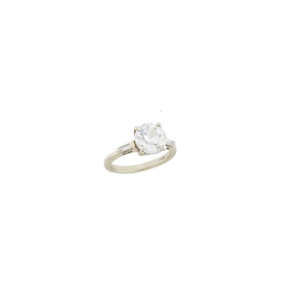 Lot 121 - White Gold and Diamond Ring
