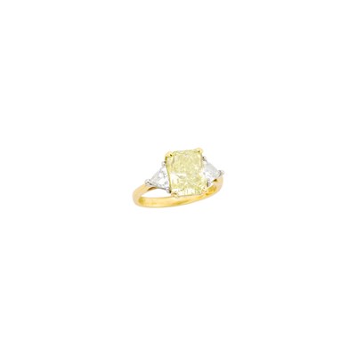 Lot 139 - Gold, Fancy Yellow Diamond and Diamond Ring