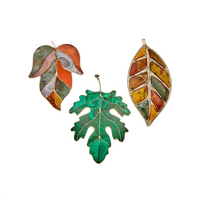 Lot 1207 - Three Silver, Scottish Agate and Malachite Leaf Brooches