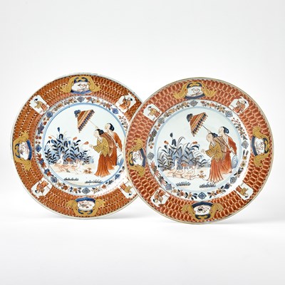 Lot 98 - Two Chinese Export Porcelain Pronk 'La Dame au Parasol' Plates