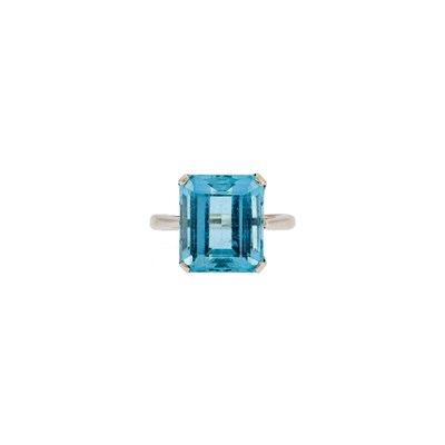 Lot 1140 - White Gold and Aquamarine Ring
