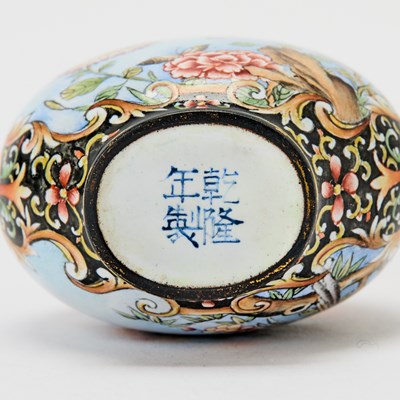 Lot 1 - A Chinese Falangcai Decorated Enamel Snuff Bottle