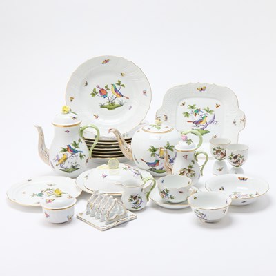 Lot 123 - Herend Porcelain "Rothschild Bird" Pattern Partial Dinner Service