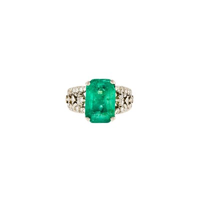 Lot 1222 - Platinum, Emerald and Diamond Ring