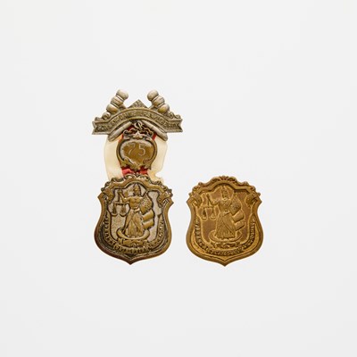 Lot 107 - United States. Pair of c. 1907 Sons and Daughters of Liberty Medals. Silvered and Non-Silvered Bronze. Roughly Extremely Fine.