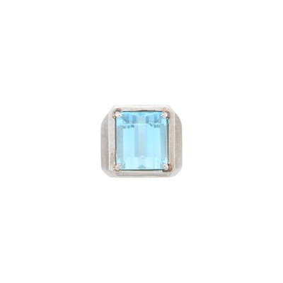 Lot 40 - White Gold and Aquamarine Ring