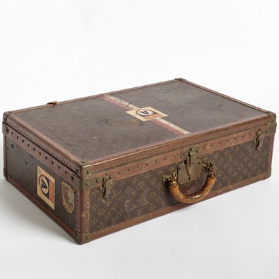 Lot Louis Vuitton Suitcase