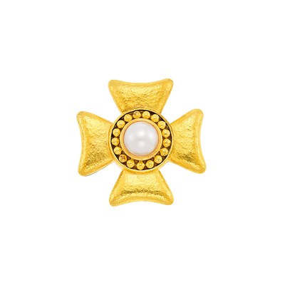 Lot 175 - Elizabeth Locke Hammered Gold and Mabé Pearl Maltese Cross Pendant Clip-Brooch