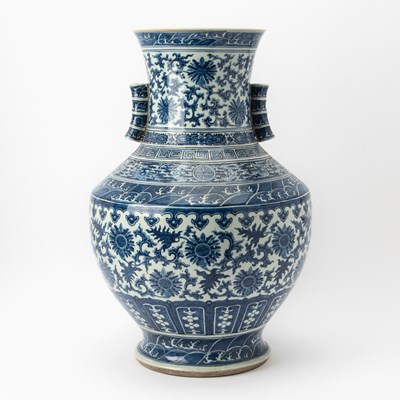 Lot 262 - A Large Chinese Blue and White Porcelain Arrow Vase
