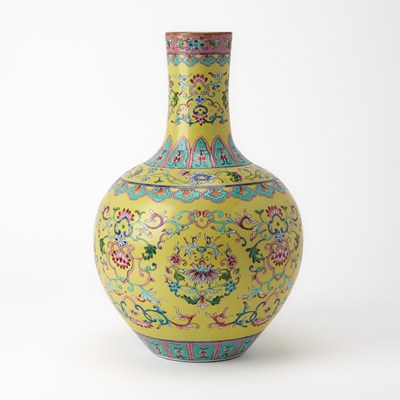 Lot 473 - A Chinese Enameled Porcelain Vase