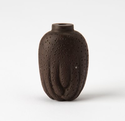 Lot 548 - A Chinese Yixing Pottery Snuff Bottle