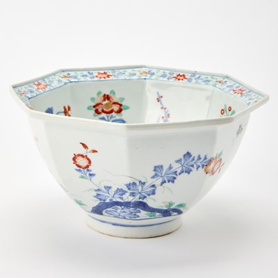 Lot 359 - A Japanese Kakiemon Porcelain Bowl