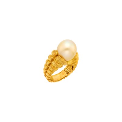 Lot 115 - Henry Dunay Gold and Golden Cultured Pearl Ring