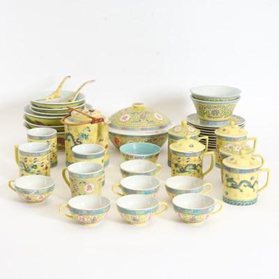 Lot 137 - Chinese Style Assembled Dinner Service
