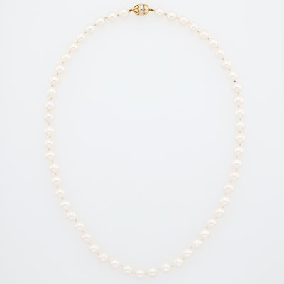 Lot 1192 - Cultured Pearl Necklace with Two-Color Gold Clasp