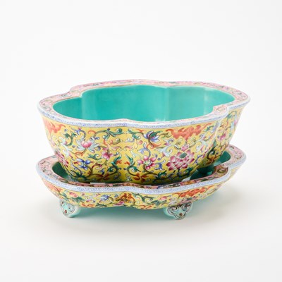 Lot 489 - A Chinese Famille Rose Porcelain Jardinière and Stand