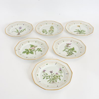 Lot 364 - Set of Six Reticulated Porcelain Plates