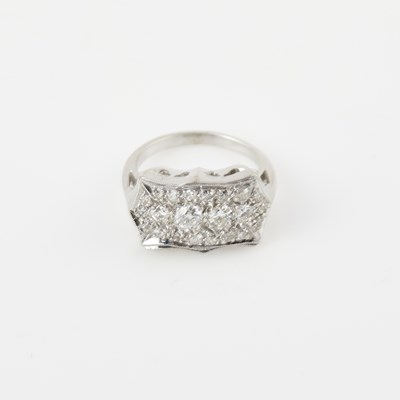 Lot 172 - Diamond Ring, 22 diamonds about 0.65 ct., 14K 2 dwt., stone damaged