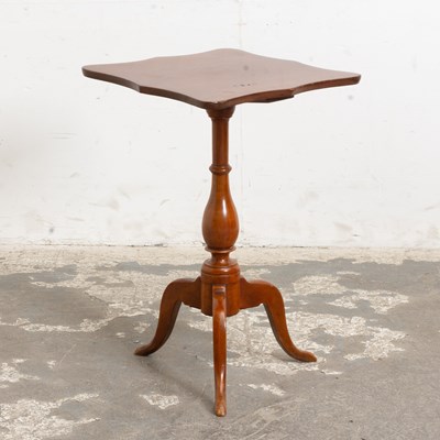Lot 74 - Federal Maple Tripod Stand